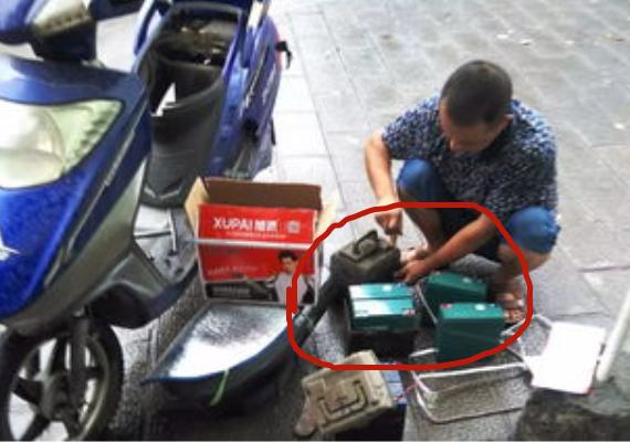 天太冷，电动车电不耐用？蠢！坐位下面这个孔，一插不用在愁