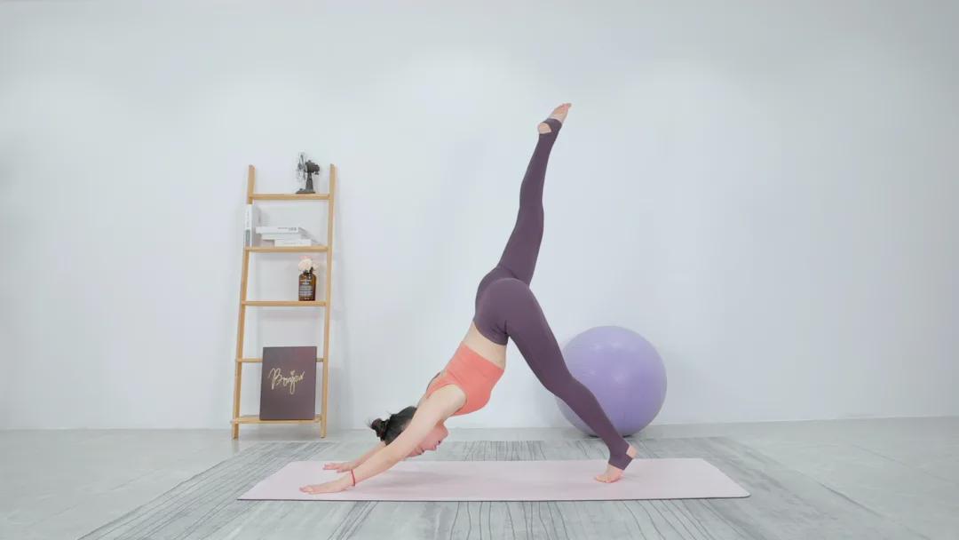 张钧甯素颜现身被*拍偷**！憔悴形象非常瘦，一双大长腿撑不满裤管