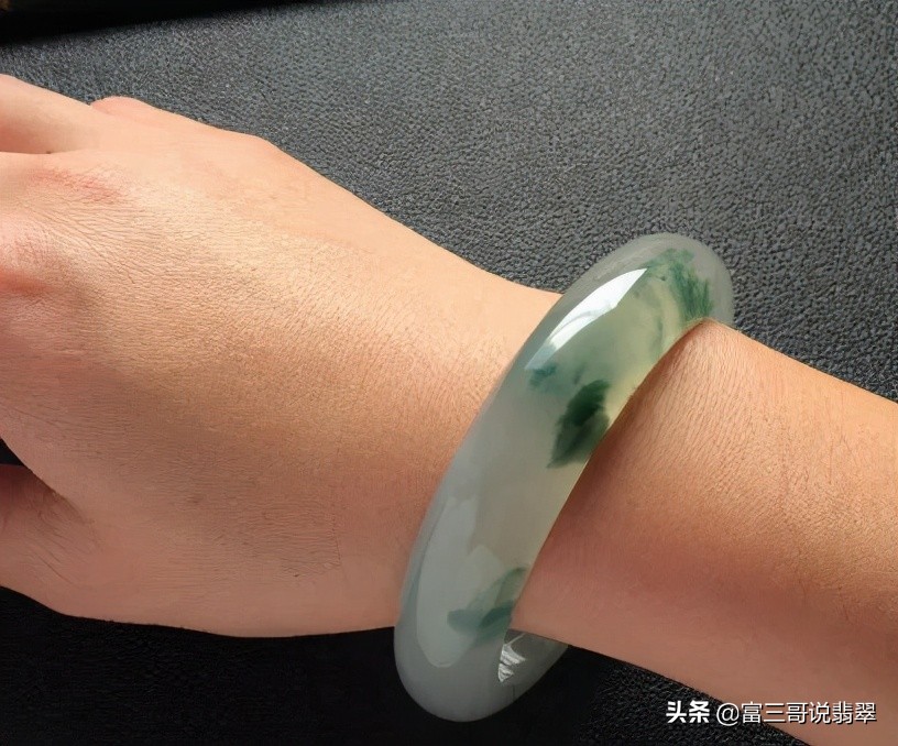 翡翠行家怎么买货的,翡翠手镯小知识买翡翠该避免的坑