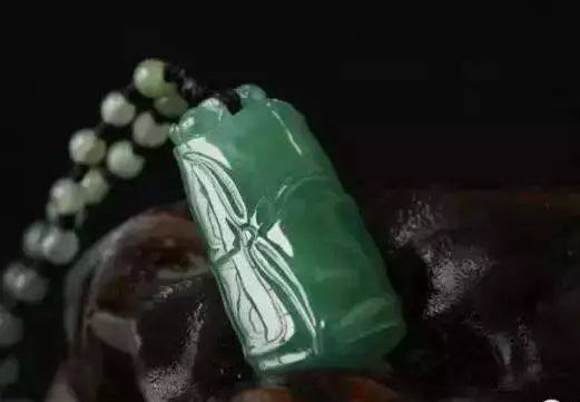 上2万元的油青种翡翠,油青翡翠的鉴别方法视频