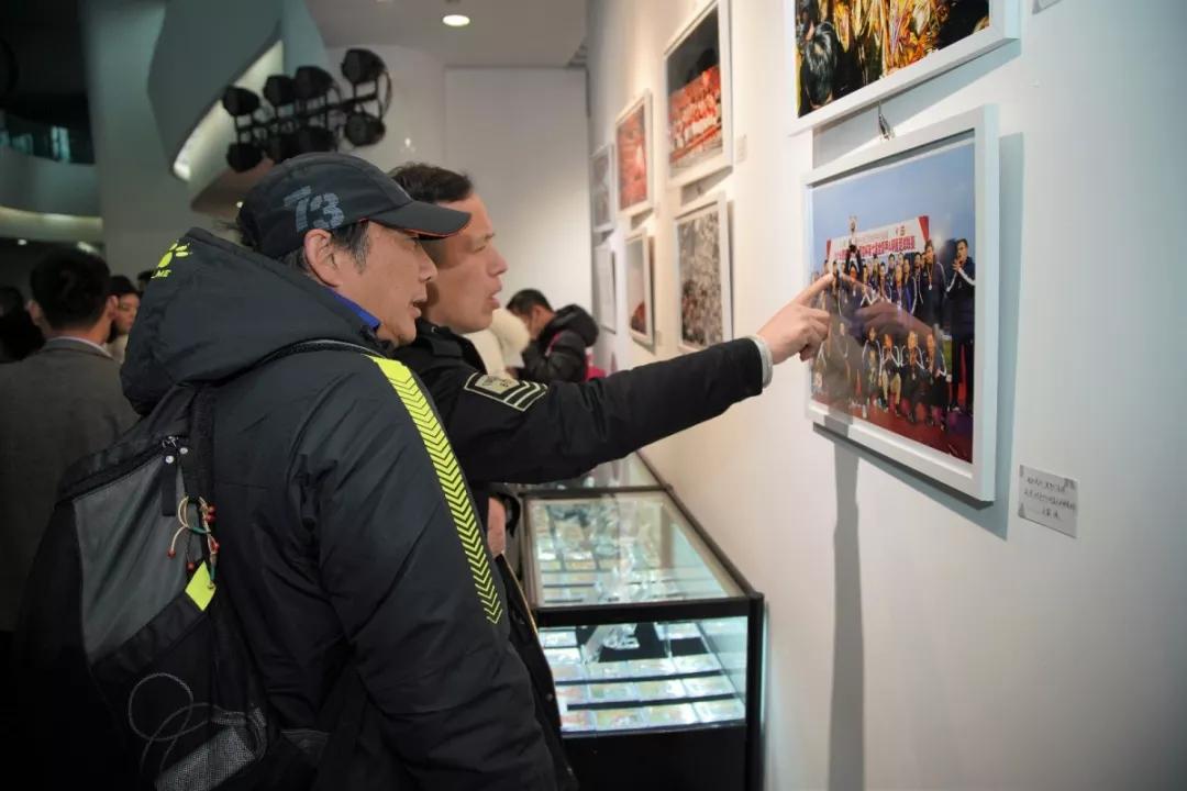 中超武汉球迷文化节“小小画家”童心绘出绿茵梦