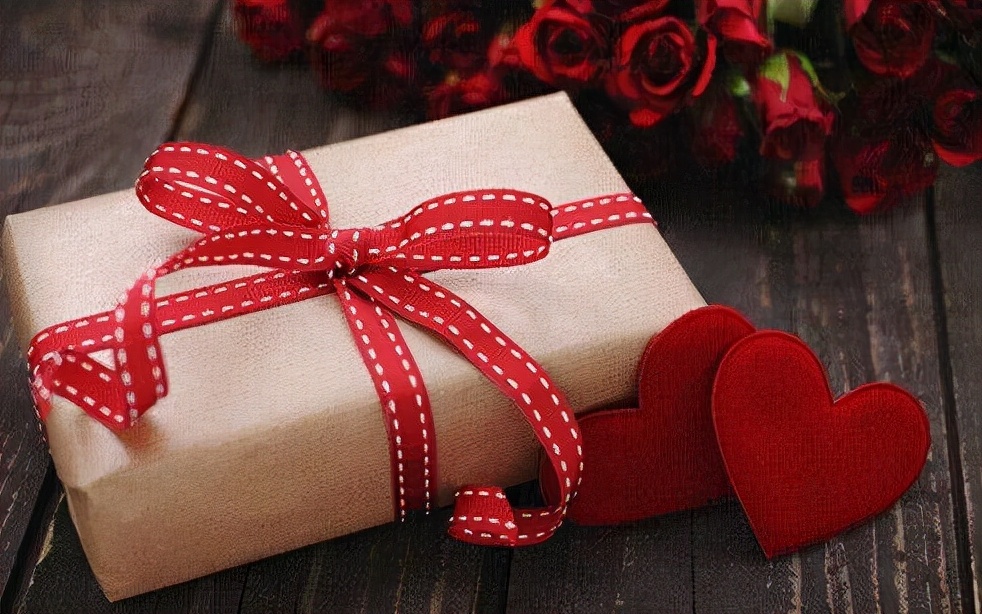 女朋友过生日送什么礼物一千左右,兄弟女朋友过生日送什么礼物合适