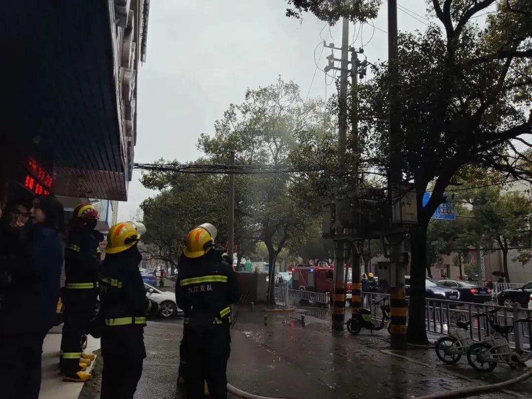 吓人！江西街头一高压线起火，火花四溅，直击现场