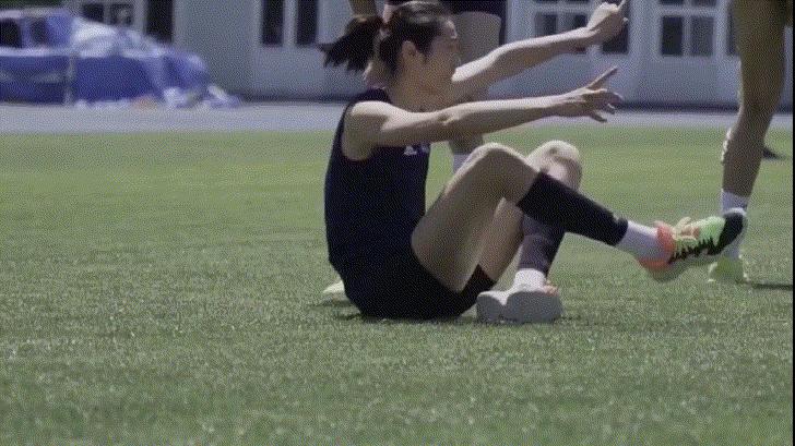 女排姑娘＂转战＂足球场，满屏大长腿疯狂抢镜