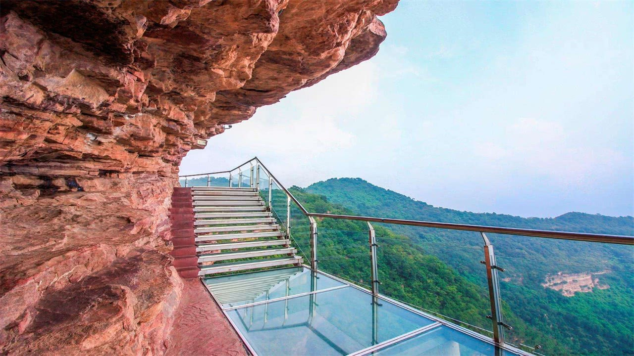 能让人吓到尖叫的滑梯,70层楼的透明滑梯有多吓人