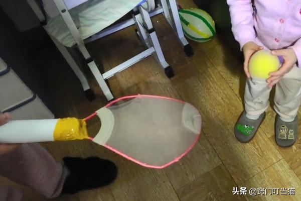 旧衣架上面的袜子,旧衣架套上的袜子