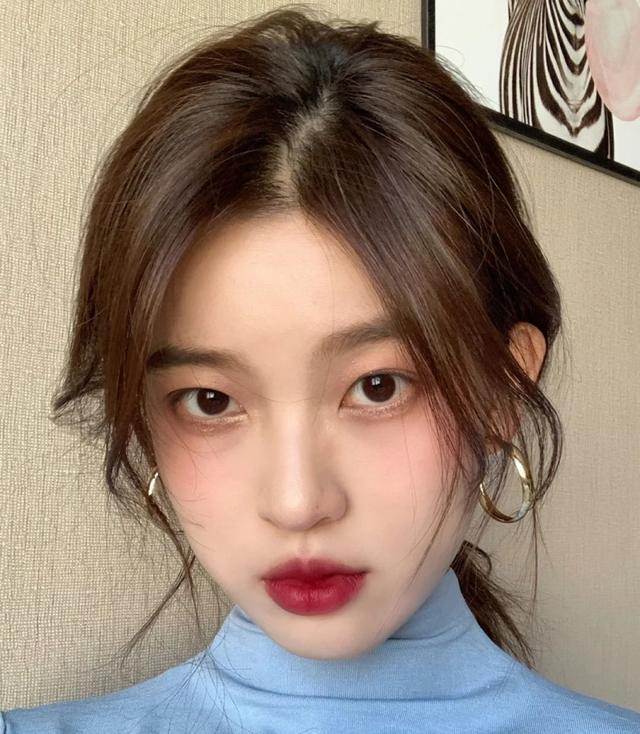 一款比较减龄修饰脸型的发型,脸大脸圆今年流行什么发型