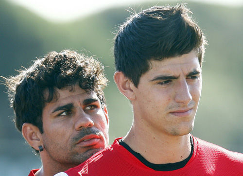 我有一个特别喜欢的老师,一个喜欢足球的体育老师