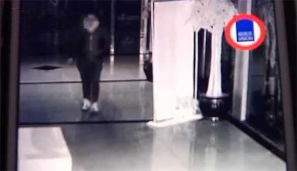 男子与女友酒店开房被*窥偷**半夜听到凿壁竟在墙壁上发现一个洞！