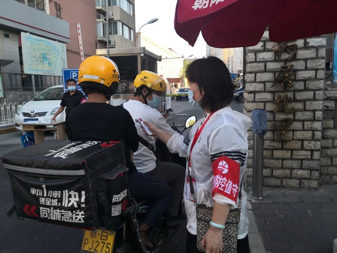 他们坚守在疫情防控一线,防控疫情他们在风雪中坚守