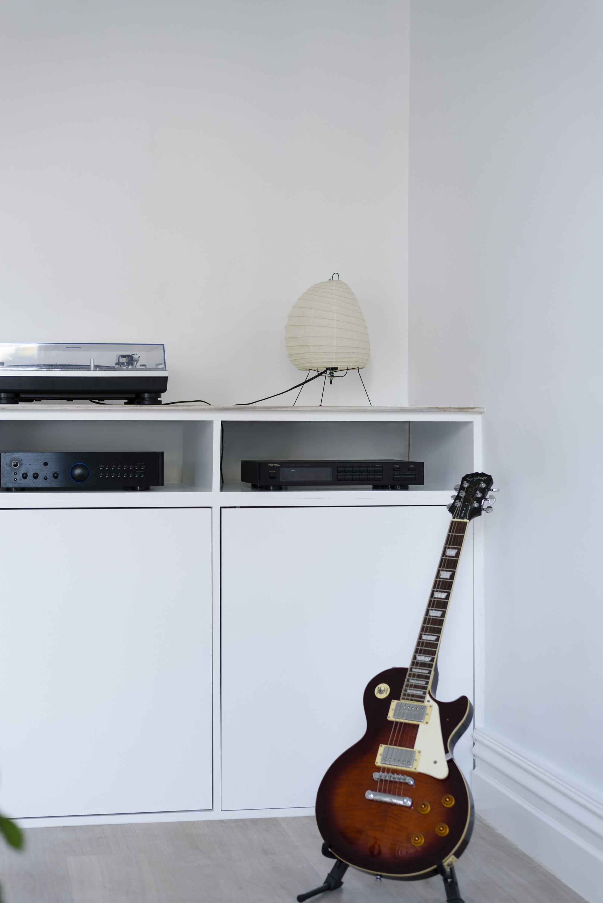 直线式灯光流转的英伦式小屋