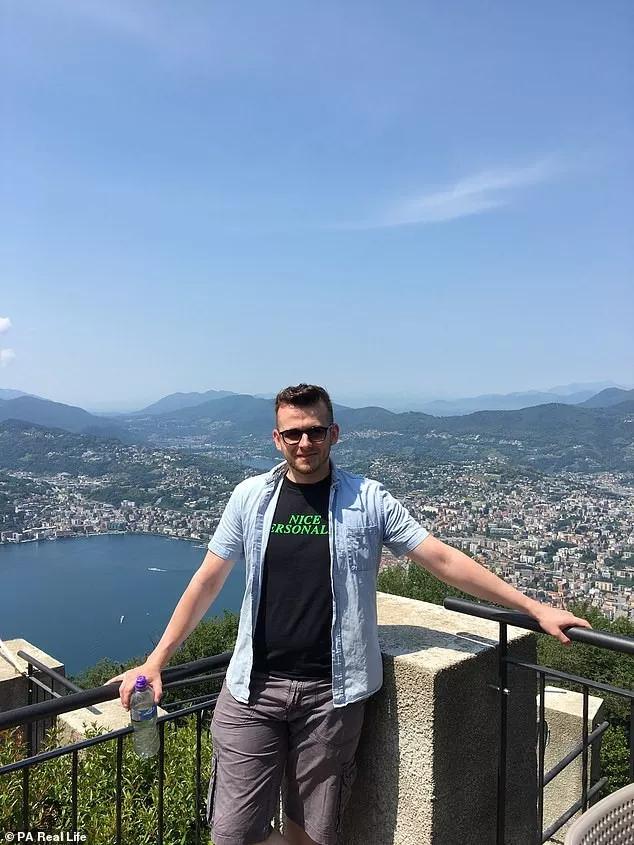 长期戴隐形眼镜眼睛里长满了溃疡,戴隐形眼镜长寄生虫前有哪些症状