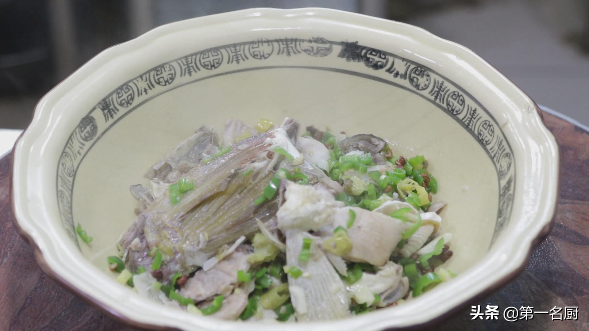 鲤鱼好吃有诀窍，做出来肉质嫩滑，汤鲜味美，一顿多吃两碗饭