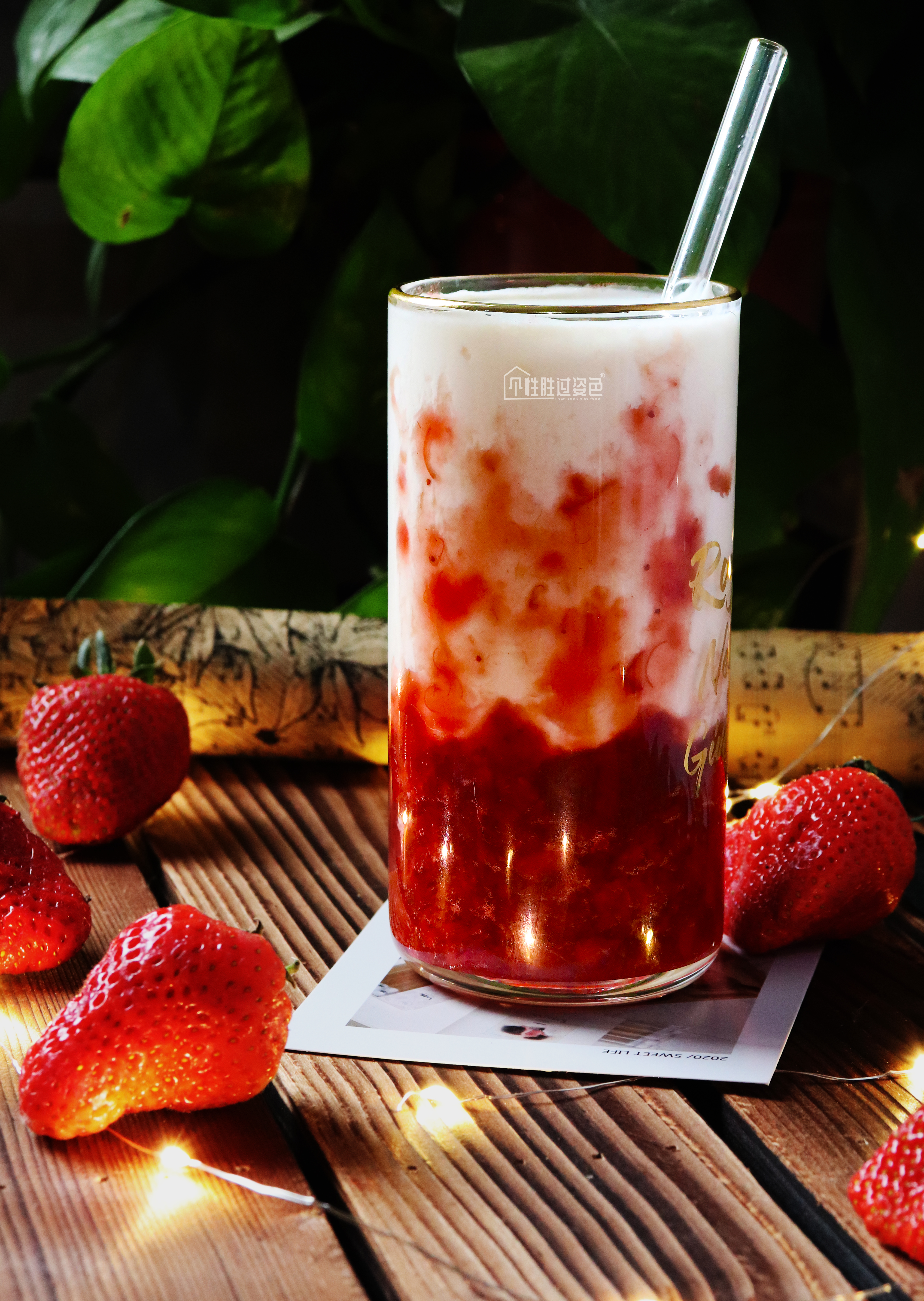 火爆网络的高颜值草莓鲜牛乳来了，喝完这杯我就是头条最甜的仔