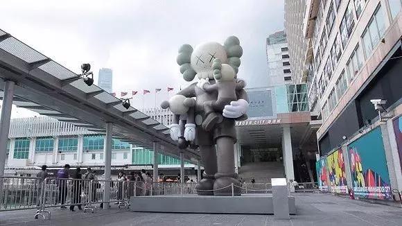 优衣库kaws联名连帽卫衣,优衣库联名kawst恤