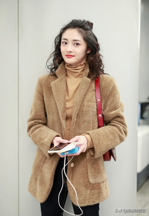 周洁琼出机场穿的鞋子,周洁琼穿长筒靴