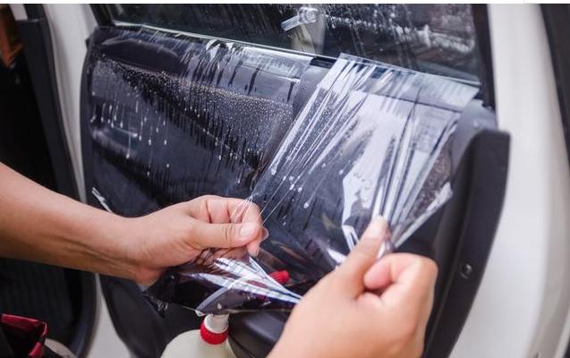 为什么汽车后玻璃膜起泡撕了很臭,汽车玻璃膜起泡一条线怎么修复