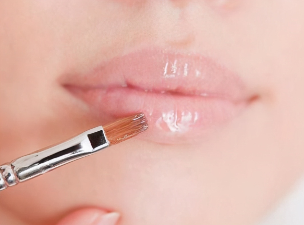 唇纹深，涂口红都是“灾难”！睡前涂一点“它”，轻松打造嘟嘟唇