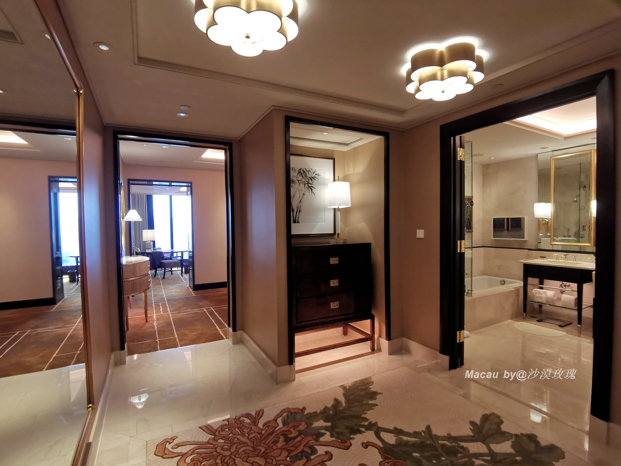 澳门葡京酒店豪华客房一晚多少钱,澳门的美高梅酒店住一晚要多少钱