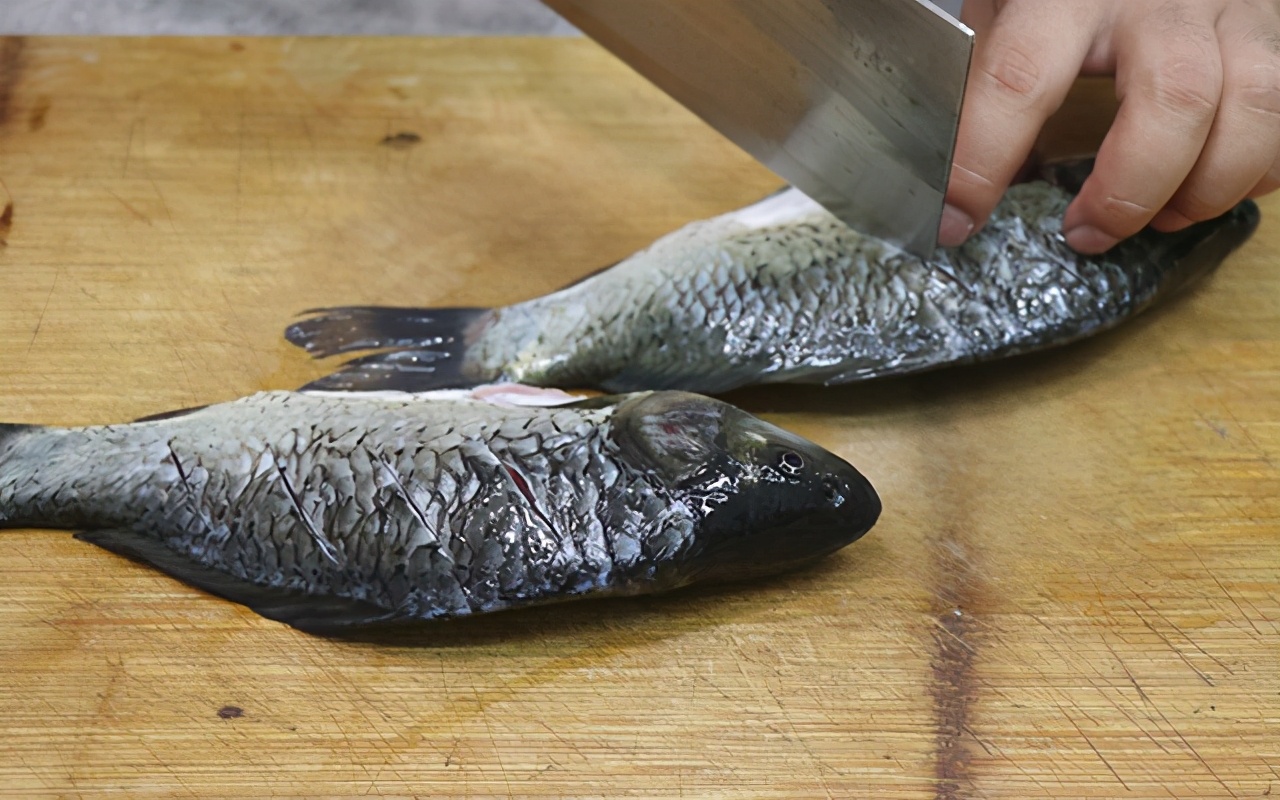 红烧鲫鱼煎鱼需要蘸面粉吗,红烧鲫鱼必须要煎鱼吗