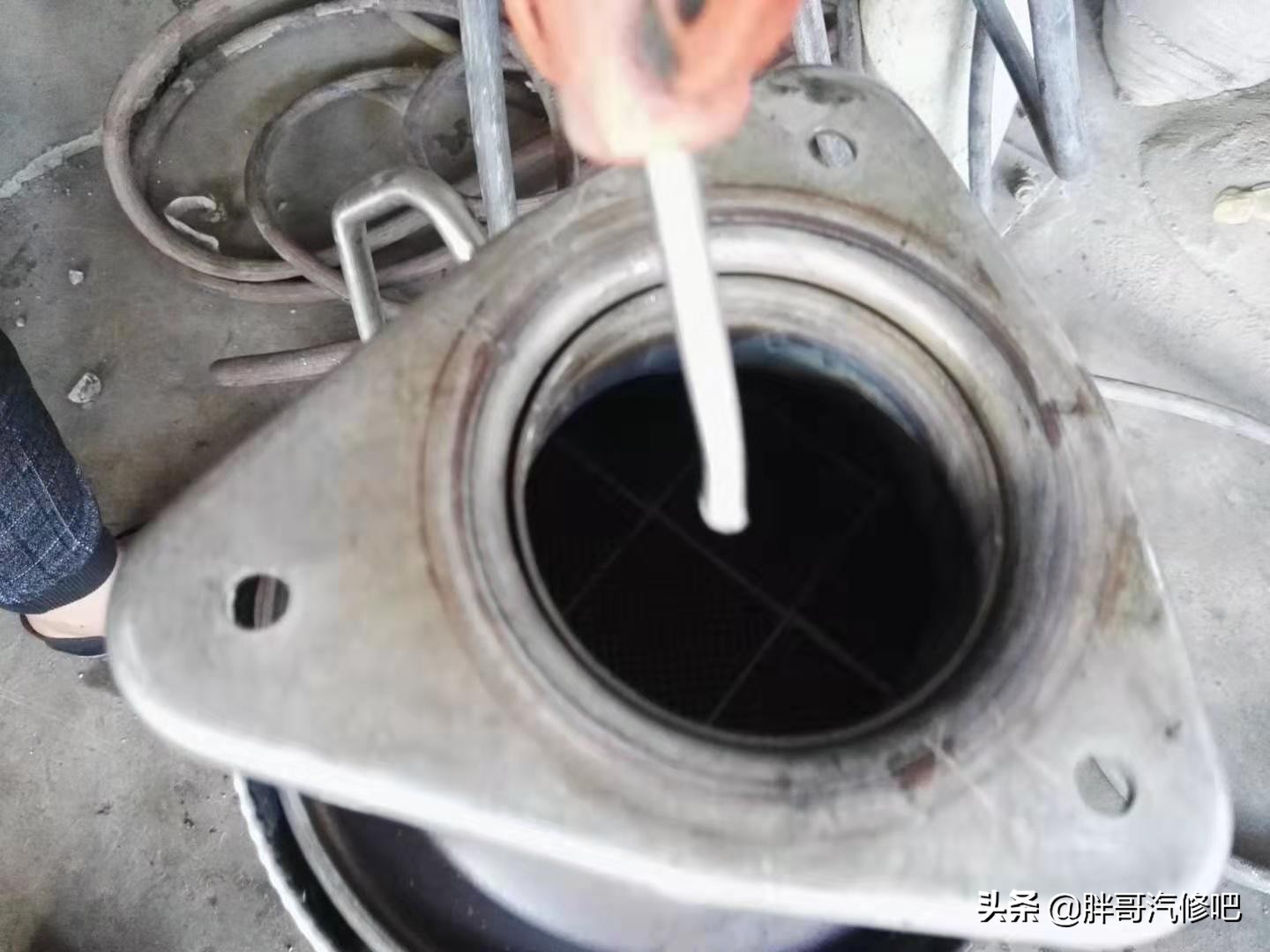 发动机故障灯亮进气温度传感器,发动机灯亮检测进气量传感器故障