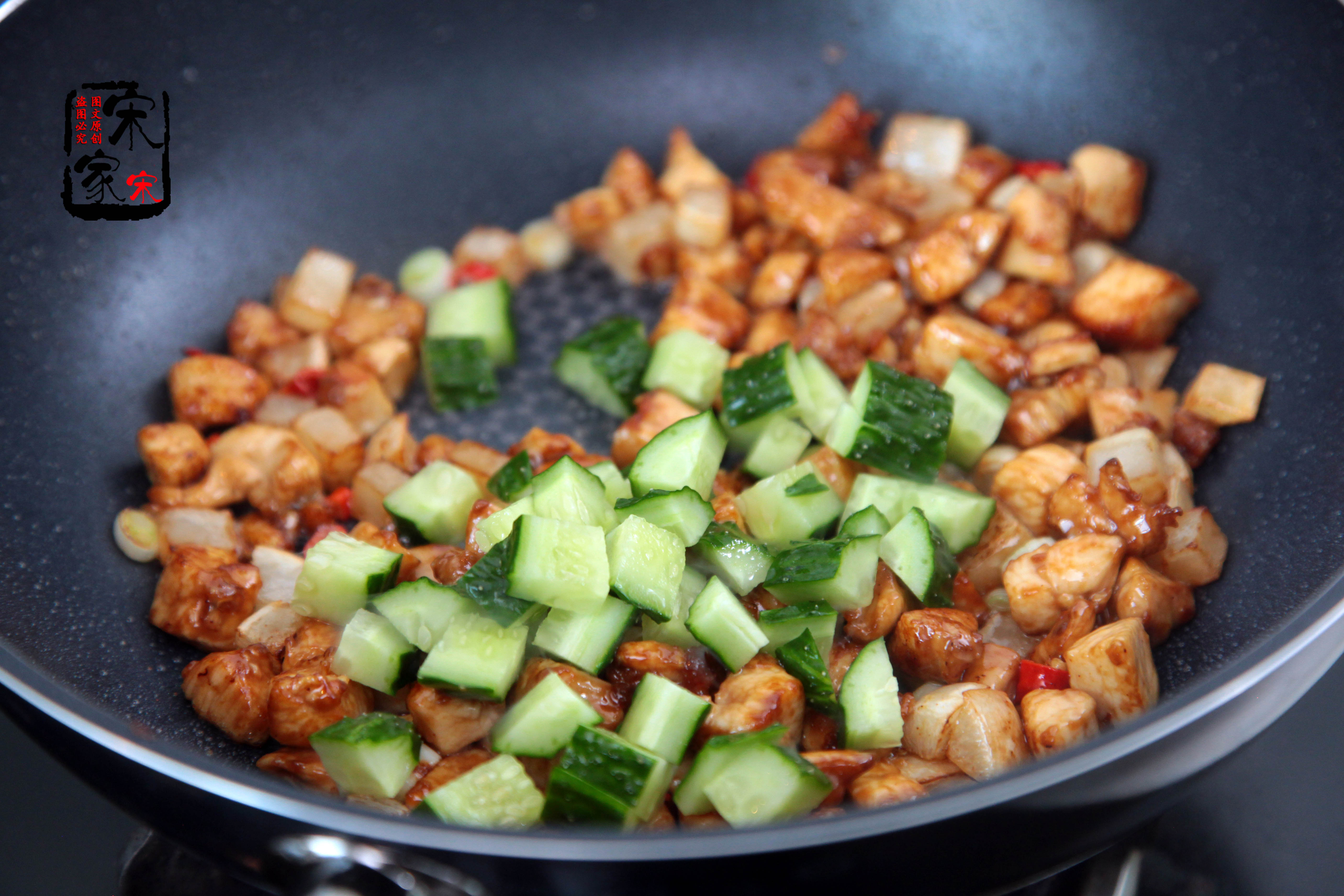 鸡胸肉这样做才好吃不炒不油炸,炒鸡胸肉丁嫩而不柴的诀窍