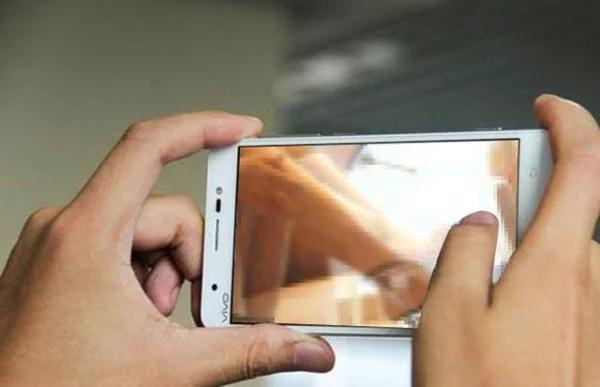 留学生被查手机,留学生在机场被拘捕