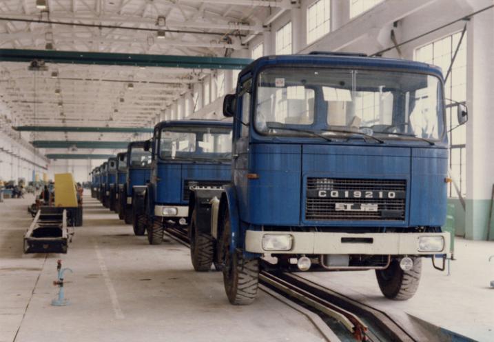 40年前的牵引车,50年红岩卡车