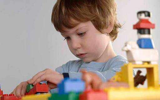 性格内向的幼儿应该怎样引导,性格内向的男孩子应该怎样引导