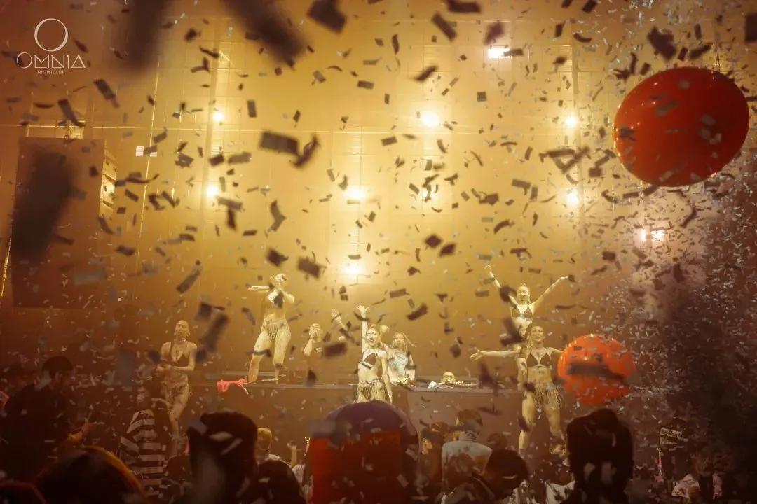 襄阳新晋网红打卡地欧米亚酒吧,襄阳欧米亚酒吧直播间