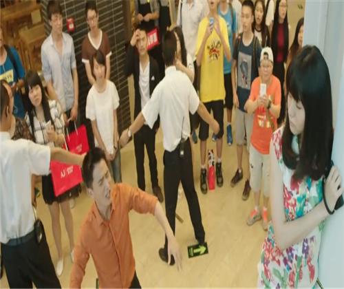 吕聿来主演的《简装男神》被一群单身女人围住了，是个什么情况？