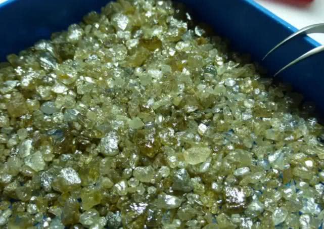 火山喷发喷出黄金,火山喷发石头都喷出来了