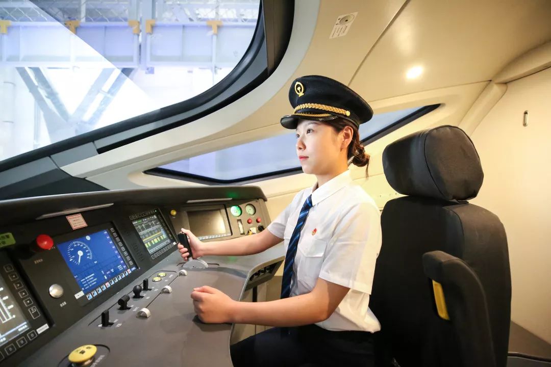 高铁驾驶室如何操控高铁,高铁速度那么快驾驶员如何驾驭