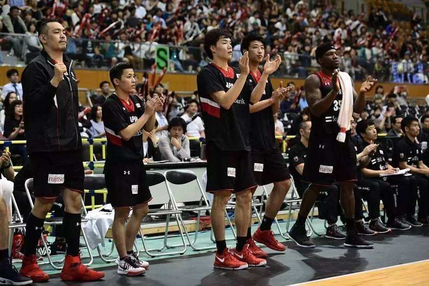 日本男篮比国足还狠！2混血2归化1本土组史上最强5虎，男篮小心了
