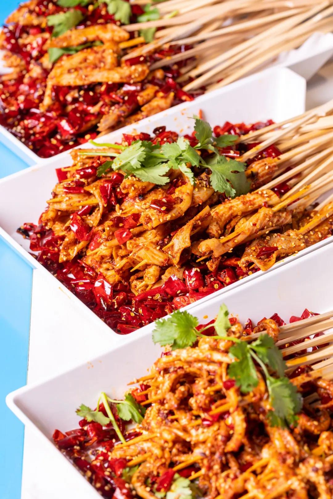 只此一家的牛腩串串火锅C位出道，19块9请你放肆开涮