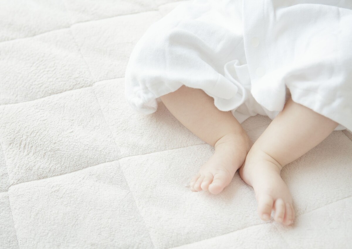 婴儿腿为什么是弯的啊,宝宝腿有点弯像罗圈腿