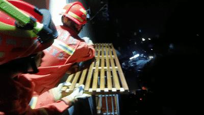 消防员破墙救援被困小猫,喵星人被困天井消防员成功救援