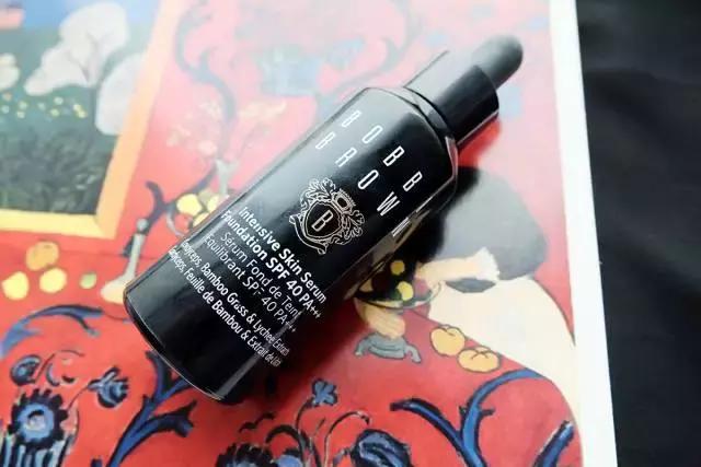 小姐姐想要美颜也要健康，模特粉底液的选择技巧，打造时尚底妆！