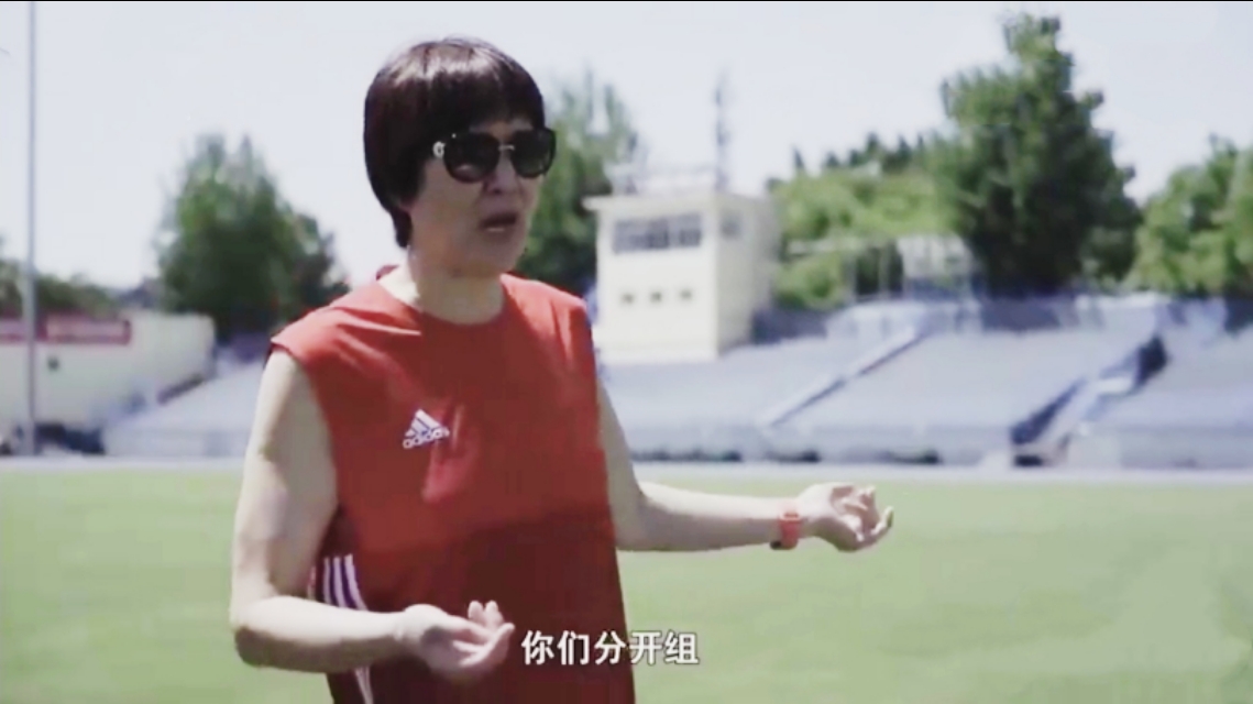 从踢足球，到头球赛，倒钩传球，头球攻门，女排姑娘玩嗨了