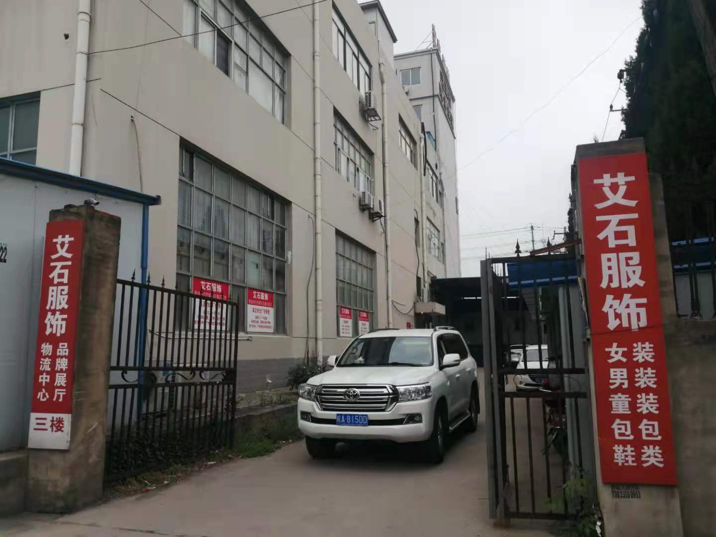 顾客推车选时尚衣服，合肥一服饰仓储零售模式走红