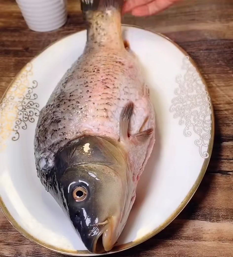 红烧鲤鱼怎样做不掉皮,红烧鲤鱼必备大菜多加两种食材