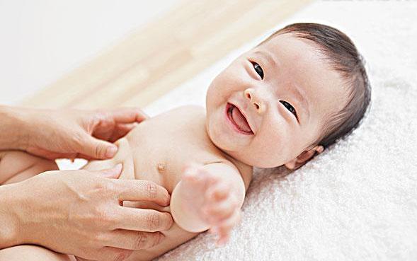 育儿学问：莫把小宝宝的生理现象当病态