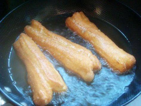 油条酥脆是多放小苏打还是明矾,炸油条是放膨松剂还是放明矾好