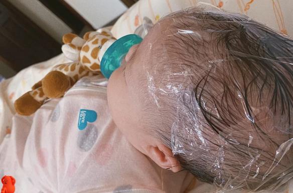 宝妈用手给婴儿抠头垢,宝妈不小心戳到宝宝鼻翼了