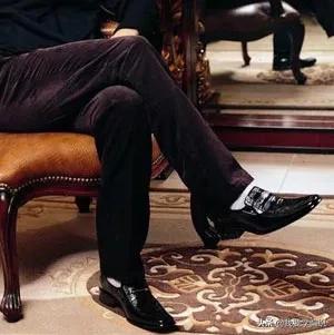 夏季网眼皮鞋脏了怎么擦,如何清理皮鞋褶皱的污渍