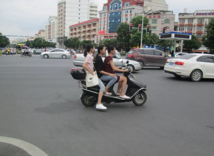 电动车后座载人被“立规矩”，宝妈怒讨说法：怎么接送孩子？