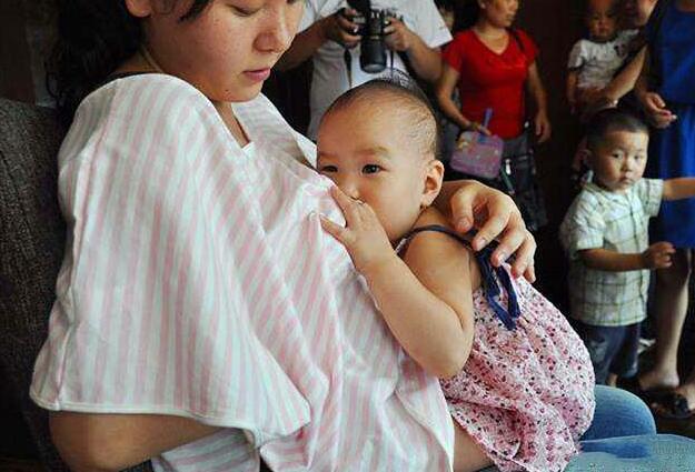 每次喂娃吃奶，公公也不知道避讳，90后宝妈这样提醒，解气又得体