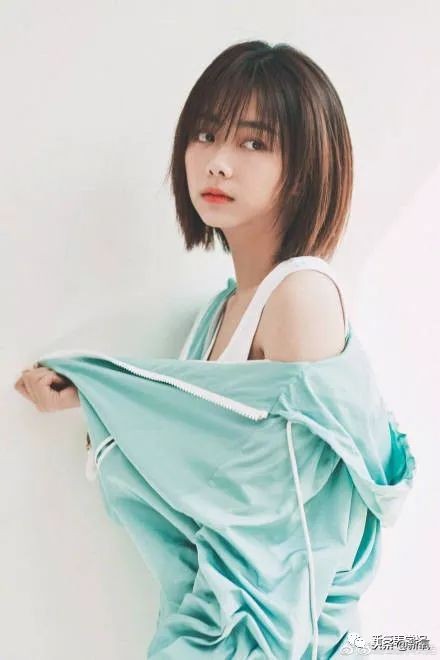 谭松韵蓬松的头,谭松韵摘掉眼镜打扮后惊艳出场