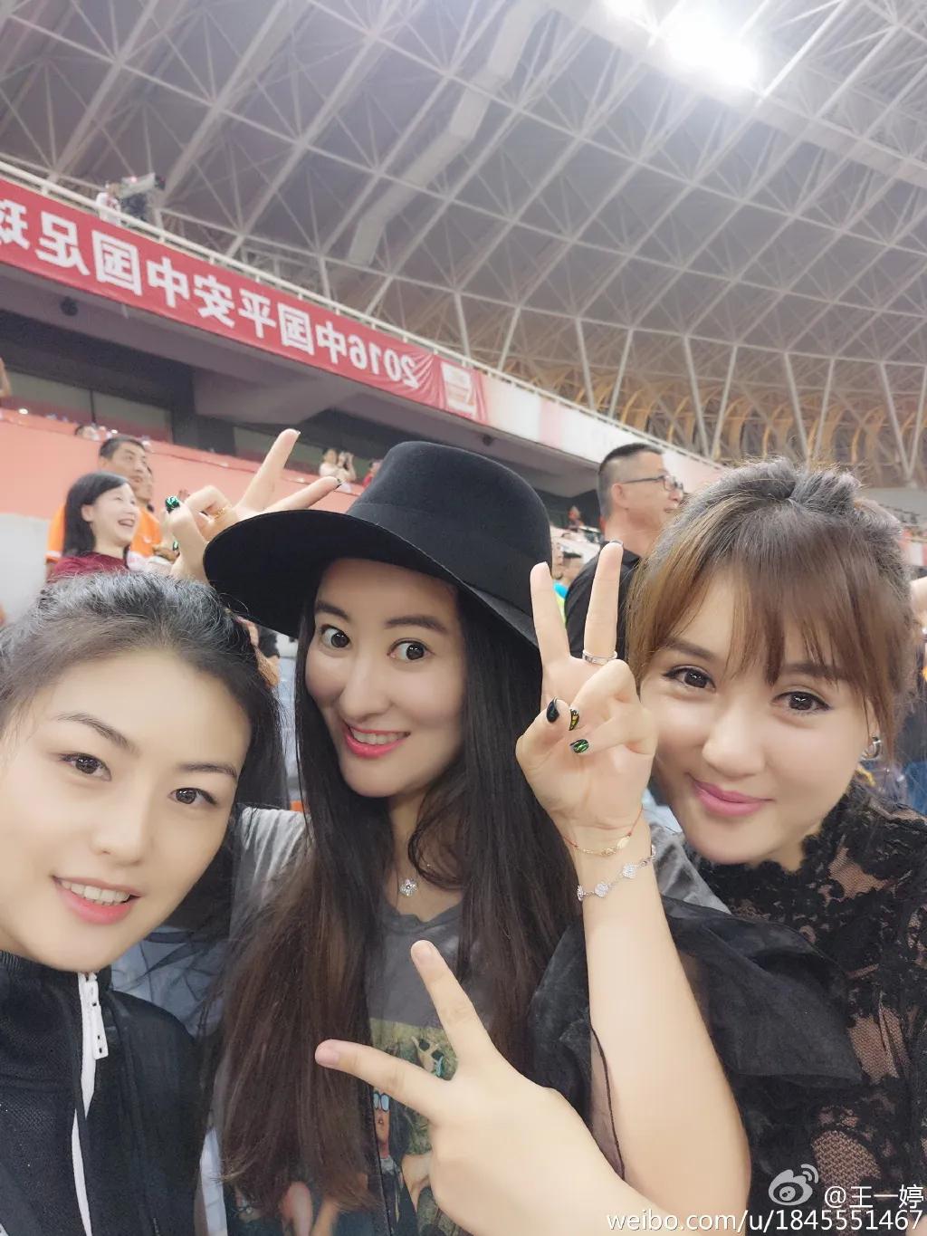 「早晚要认识」帅气逼人的国脚杨旭和他美艳女主持太太