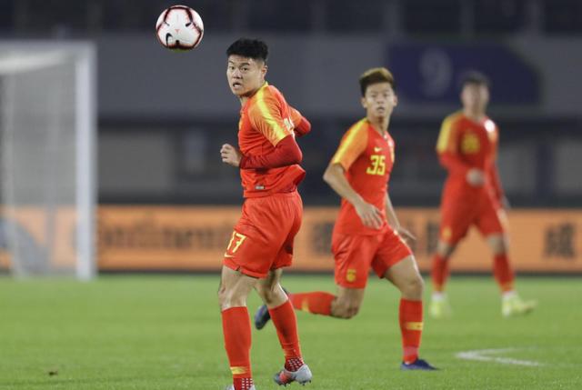 恒大国脚被打回原形！连续2次射门直冲看台球迷：赶紧解散吧